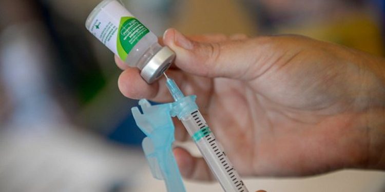 Pessoas de 53 anos nascidas entre julho e dezembro são vacinadas em Manaus