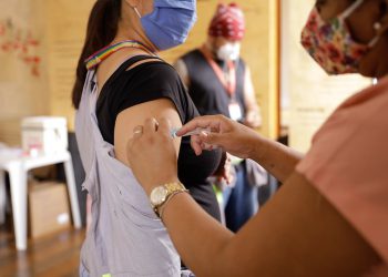 Assistentes sociais e garis são vacinados contra Covid-19 nesta quinta-feira