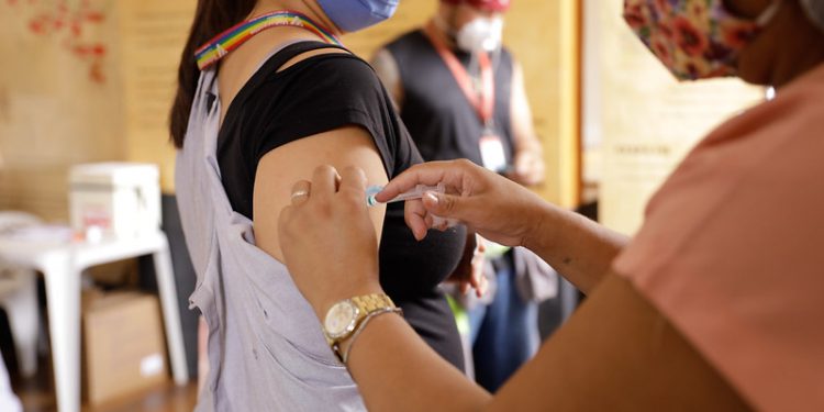 Assistentes sociais e garis são vacinados contra Covid-19 nesta quinta-feira