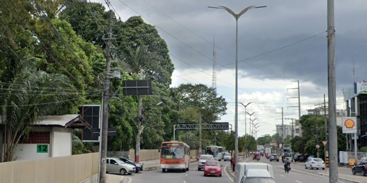 Tubulação rompe e avenida precisa ser interditada em Manaus