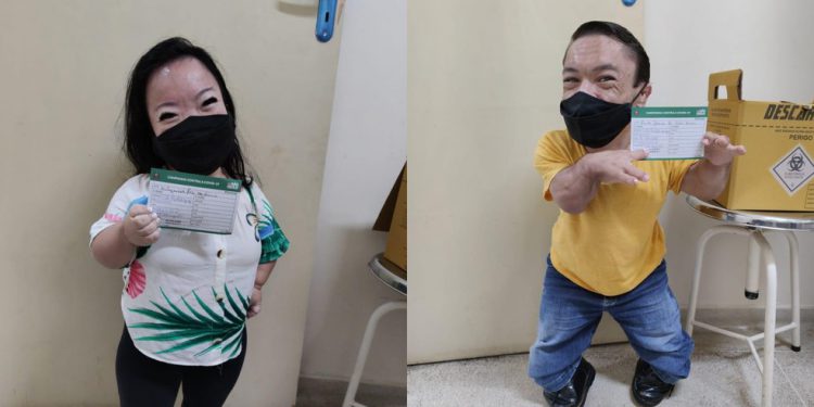 ‘Menor casal do mundo’ recebe primeira dose da vacina contra Covid-19