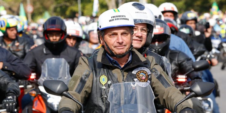 Após internação de Bolsonaro, apoiadores prometem motociata em Manaus