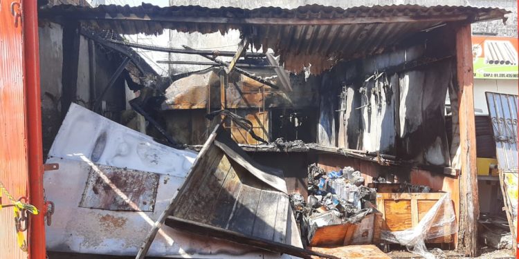 Em Manaus, incêndio atinge depósito de loja de refrigeração