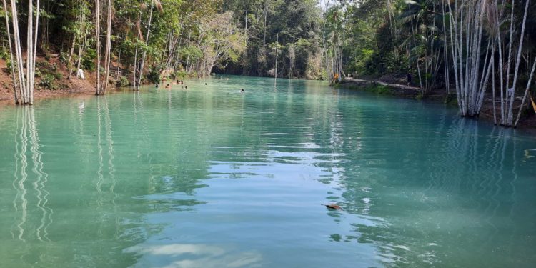 Lago azul/verde Manaus faz sucesso na cidade