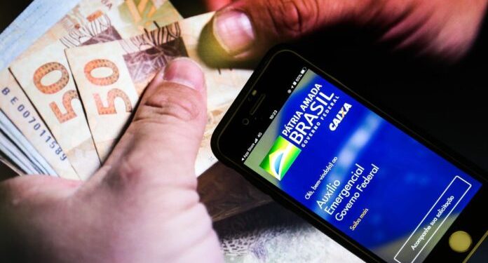 Trabalhadores nascidos em outubro podem sacar auxílio emergencial