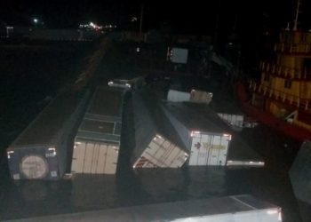 Em Manaus, balsa carregada com vários containers afunda no Porto da Ceasa