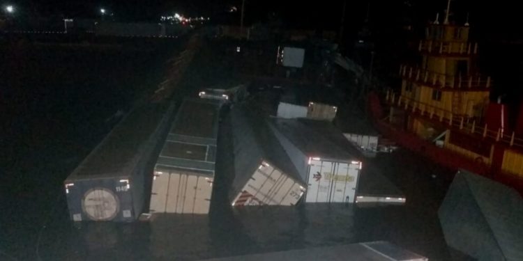 Em Manaus, balsa carregada com vários containers afunda no Porto da Ceasa