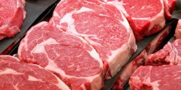 Proibição da China e a crise mundial de contêineres determinaram queda das exportações da carne brasileira em outubro, afirma Abrafrigo