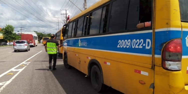 Em Manaus, motorista de micro-ônibus ‘amarelinho’ é autuado por conduzir sem CNH