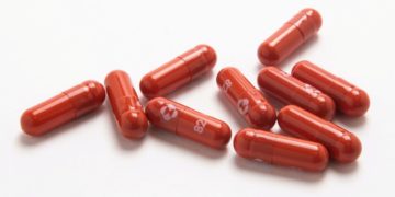 Farmacêutica pede à Anvisa uso emergencial de medicamento contra a Covid-19