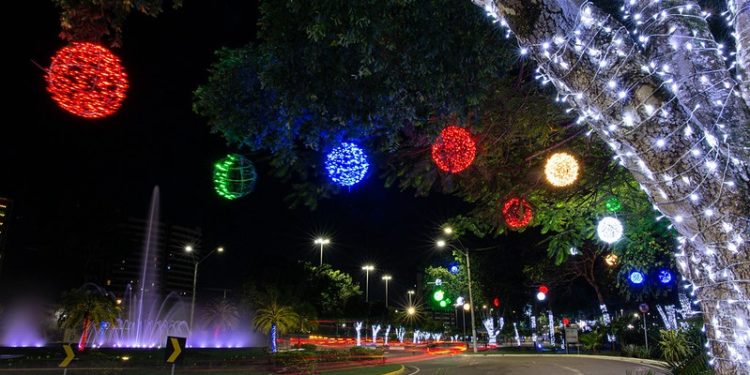 Manaus inaugura ornamentação natalina na Ponta Negra