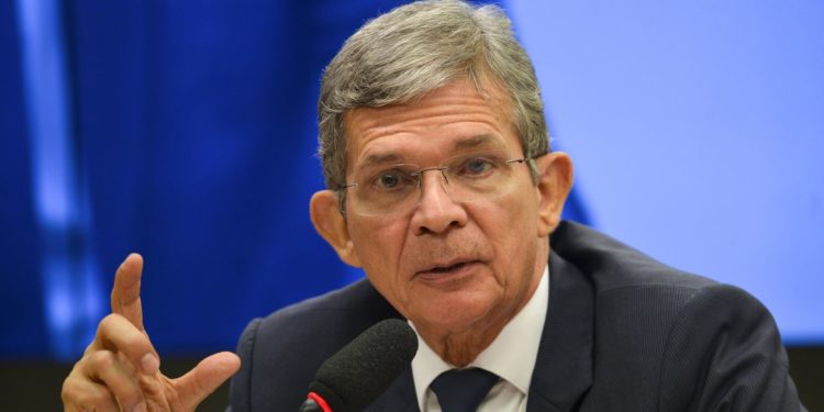 Senado aprova convite para que presidente da Petrobras explique preço de combustíveis