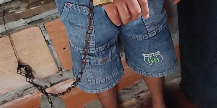 Menino de 9 anos acorrentado pelo pai é resgatado pela polícia, em Manaus