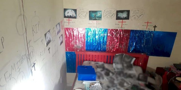 Objetos satânicos e pornô infantil: polícia prende homem que ameaçou adolescente de SC