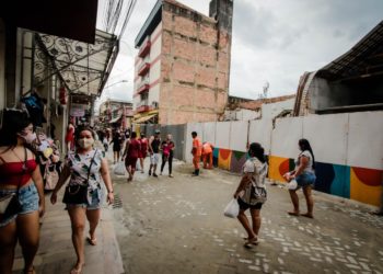 Em Manaus, após desabamento de prédio, rua Henrique Martins é liberada para passagem de pedestres