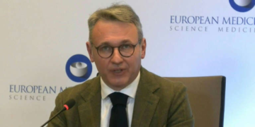 Ômicron fará covid-19 sair da fase pandêmica, avalia órgão regulador europeu