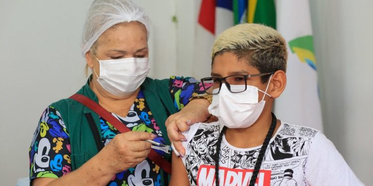 Campanha de imunização contra a Covid-19 em Manaus avança para o público de 10 anos