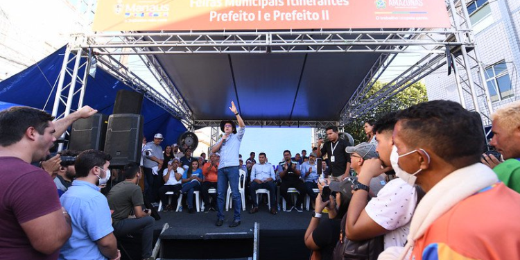 ‘Vamos ter a mais moderna infraestrutura de feiras e mercados do Brasil’, afirma prefeito David Almeida ao assinar reformas de R$ 3 milhões 24/05/2022 19h19