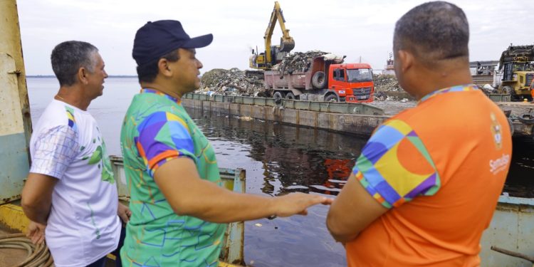 Prefeitura de Manaus realiza transbordo de 500 toneladas de resíduos sólidos dos últimos 30 dias