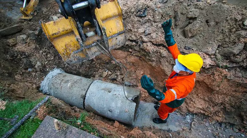 Prefeitura recupera rede de drenagem no Tancredo Neves