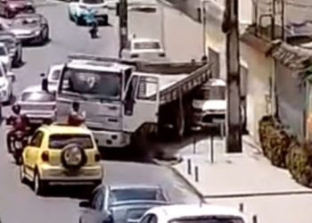 Susto: caminhão desgovernado desce ladeira e acaba com carro em Petrópolis