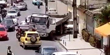 Susto: caminhão desgovernado desce ladeira e acaba com carro em Petrópolis