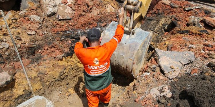 Prefeitura recupera emergencialmente redes de drenagem da zona Sul de Manaus