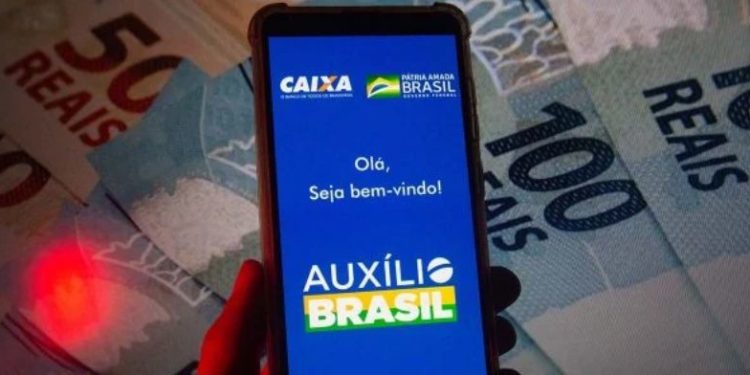 Governo federal inclui mais 450 mil famílias no Auxílio Brasil