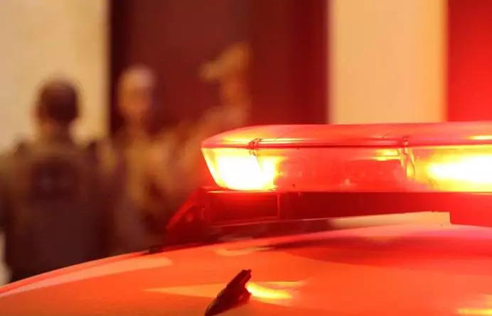 Jovem corta irmão com garrafa quebrada em briga por energético