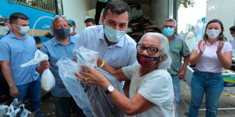 Wilson Lima entregou mais de 10 toneladas de pescado para famílias em Manaus