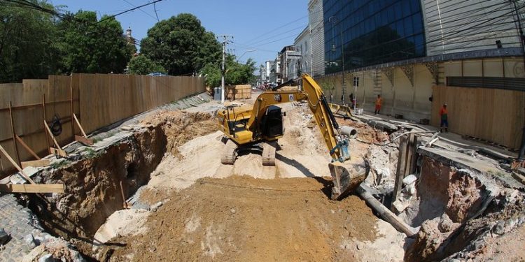 Trecho interditado na avenida 7 de Setembro recebe asfalto nesta semana