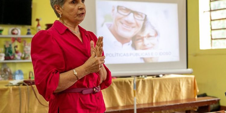 Prefeitura de Manaus inicia cursos informais de cuidador de idosos nas zonas Leste e Rural