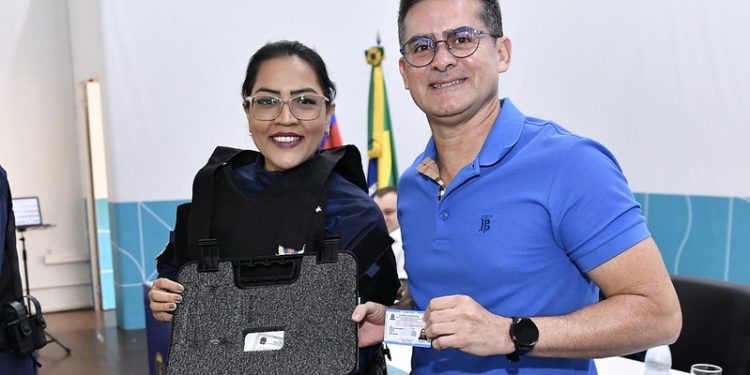 Prefeito David Almeida entrega armamento para primeira turma da nova Guarda Municipal