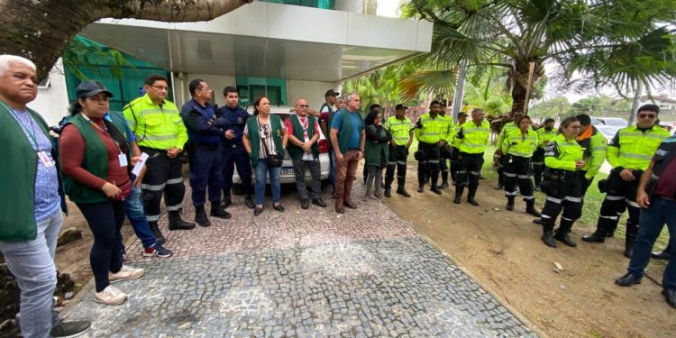 Prefeitura de Manaus realiza ação de ordenamento de ambulantes na Ponta Negra