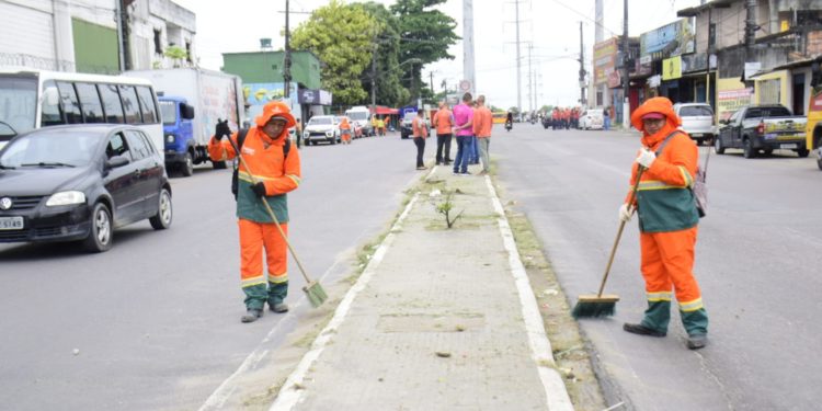 Prefeitura de Manaus realiza 70 ações de limpeza por toda cidade