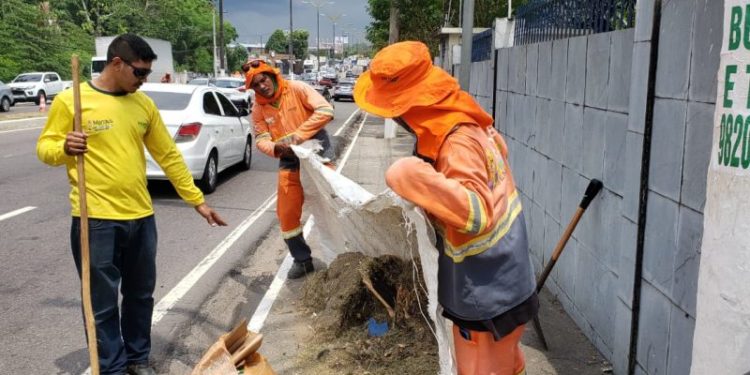 Prefeitura realiza ação de limpeza nas vias onde vai acontecer a Maratona de Manaus 2022