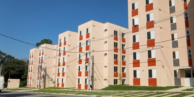 Moradores do Manauara recebem kits de limpeza e orientação da prefeitura sobre zelo em áreas comuns do conjunto