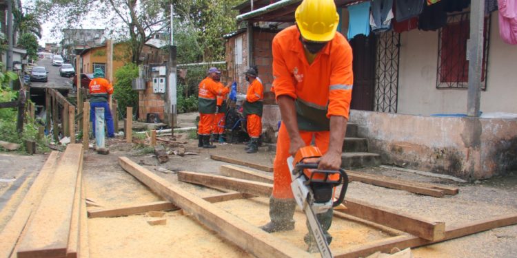 Prefeitura de Manaus constrói ponte de madeira para moradores do Jardim de Versalles