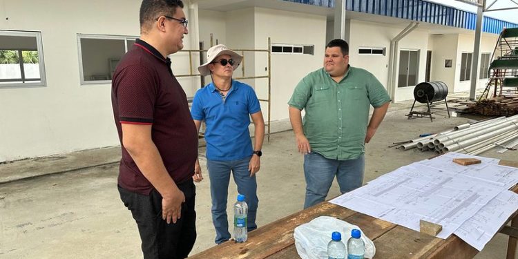 Prefeito David Almeida fiscaliza revitalização de creche na zona norte e anuncia mais de 4 mil novas vagas