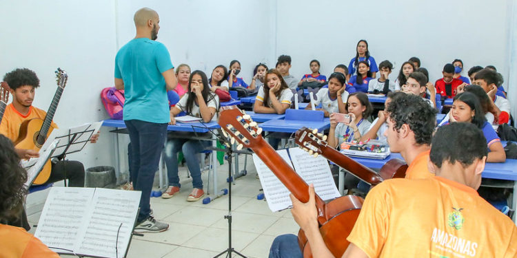 Escola da zona Rural de Manaus recebe orquestra de violão do Liceu Cláudio Santoro