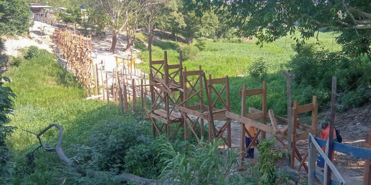 Prefeitura inicia construção de 100 metros de ponte de madeira na comunidade Rosa Almeida