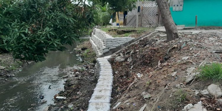 Prefeitura de Manaus trabalha na implantação de rip-rap para conter alagamento de igarapé na zona Norte