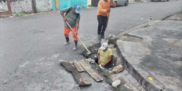 Prefeitura de Manaus realiza limpeza e desobstrução emergencial de bueiros em bairros da zona Oeste