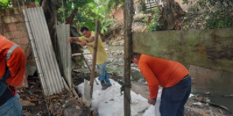 Prefeitura de Manaus trabalha na implantação de rip-rap para conter alagamento de igarapé na zona Norte