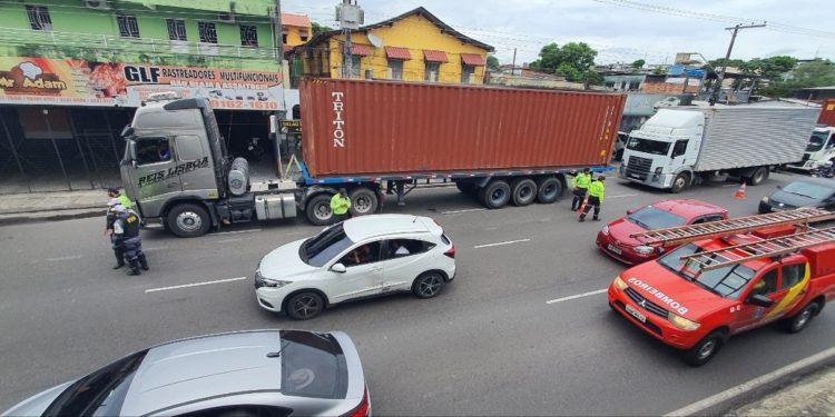 Prefeitura faz operação para fiscalizar veículos pesados na zona Sul de Manaus