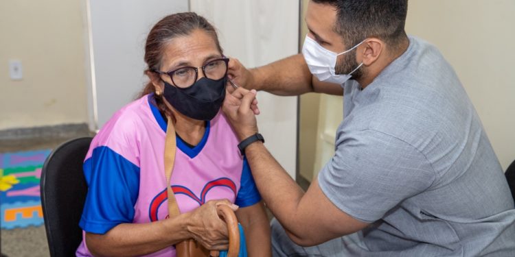 Prefeitura capacita profissionais de saúde para realização de auriculoterapia na Atenção Primária