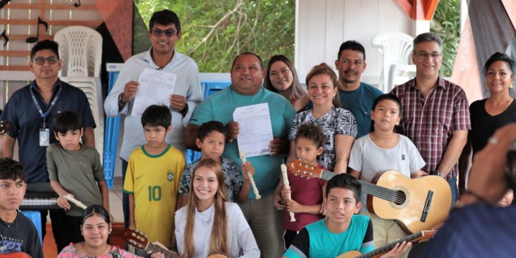 Governo do Amazonas entrega instrumentos musicais na comunidade Tumbira