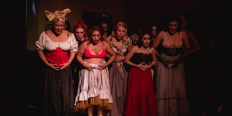 Teatro Gebes Medeiros recebe temporada do espetáculo ‘Cabaré Chinelo’