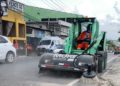 Prefeitura realiza limpeza da cidade com auxílio de varredoras mecânicas