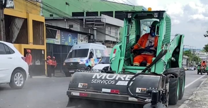 Prefeitura realiza limpeza da cidade com auxílio de varredoras mecânicas